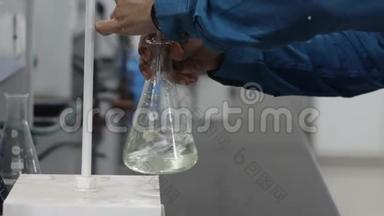 滴定管在锥形瓶中摇动无色液体的滴定反应